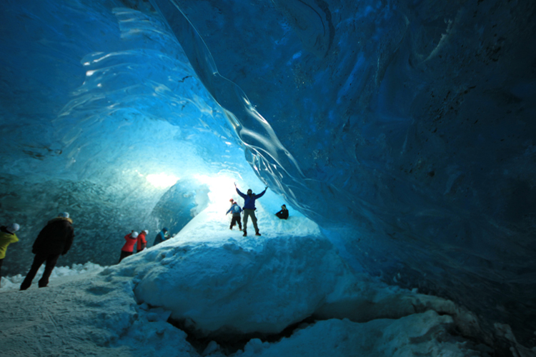 幻想的なブルーに囲まれる「氷の洞窟」